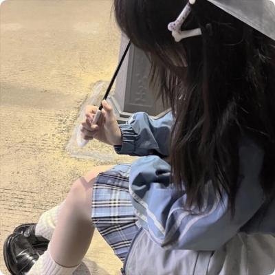 穿粉红色裤子的男孩